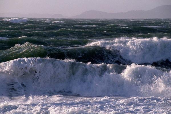 هشدار وزش باد شدید و مواج شدن دریای خزر ، خطر غرق شدن شناور های کوچک